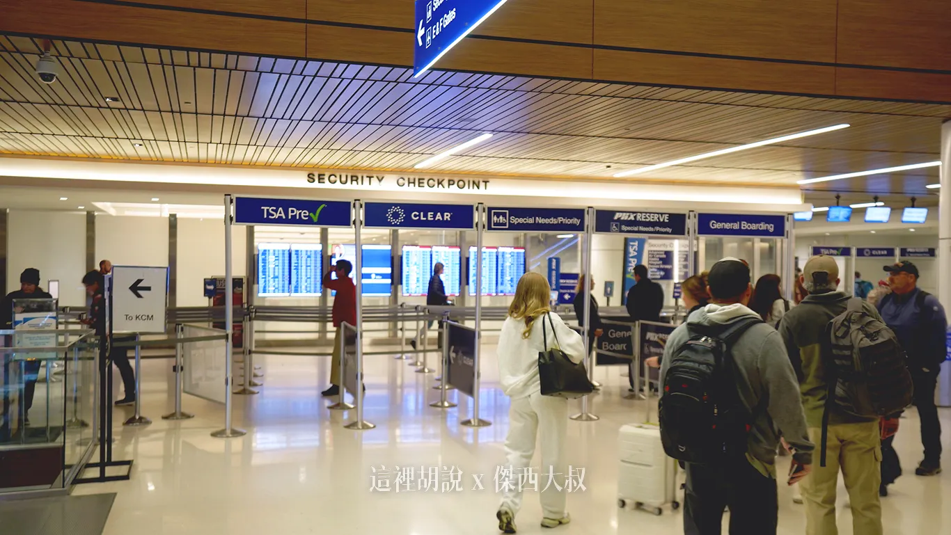 請依照自己的身分前往對應的走道，大部分人是使用最右邊的Gernal Boarding