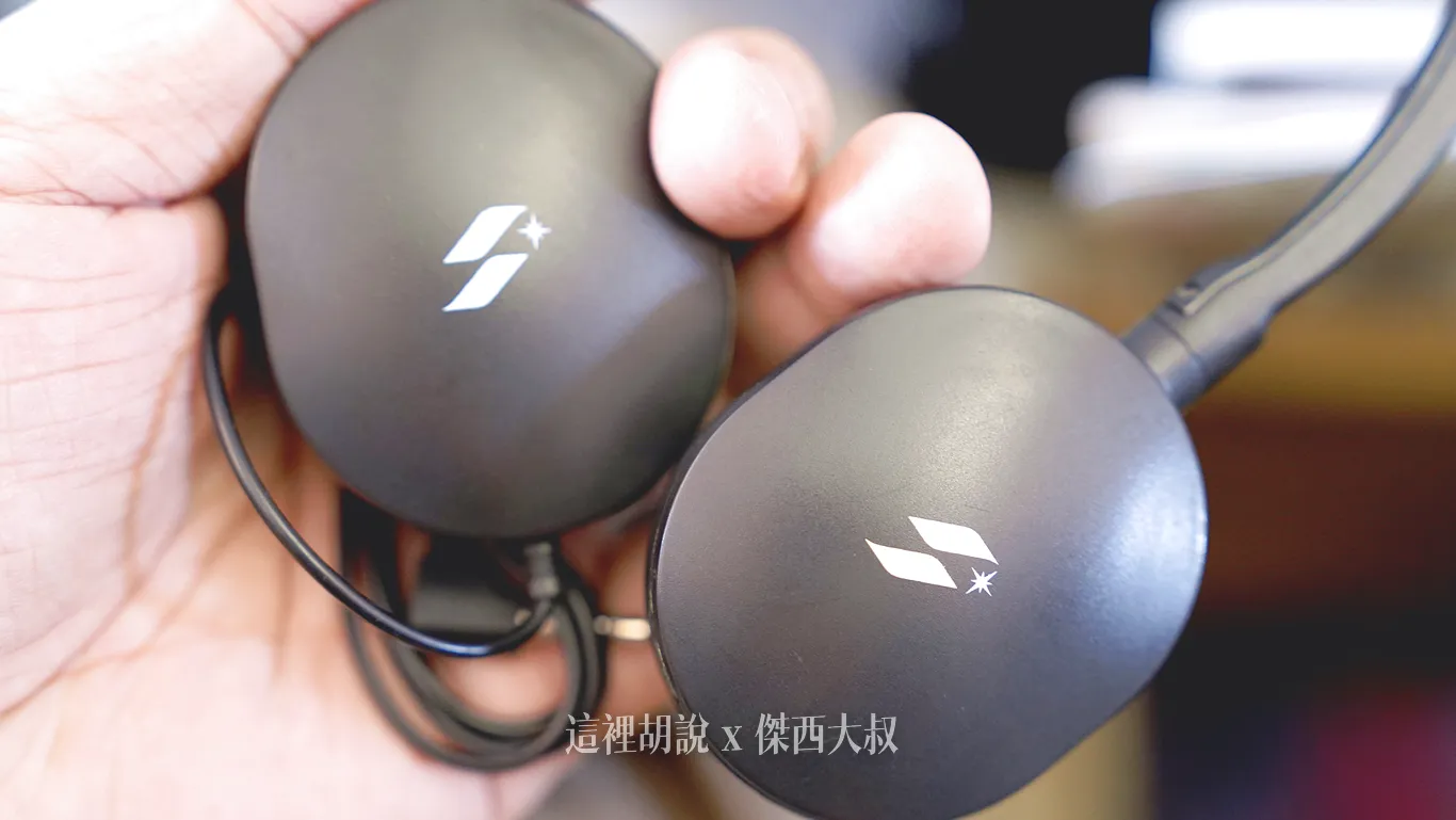 經濟艙的耳機則是耳罩耳機（耳罩包覆範圍沒有太深）