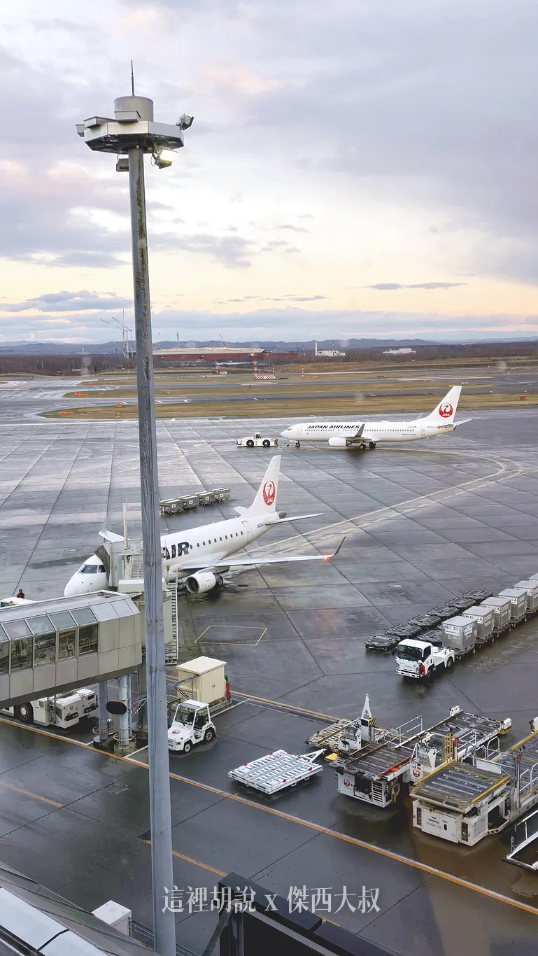 空側作業 日本新千歲機場(CTS) 2024-11 除雪 除冰 雪地作業 - 這裡胡說 JL TALKS