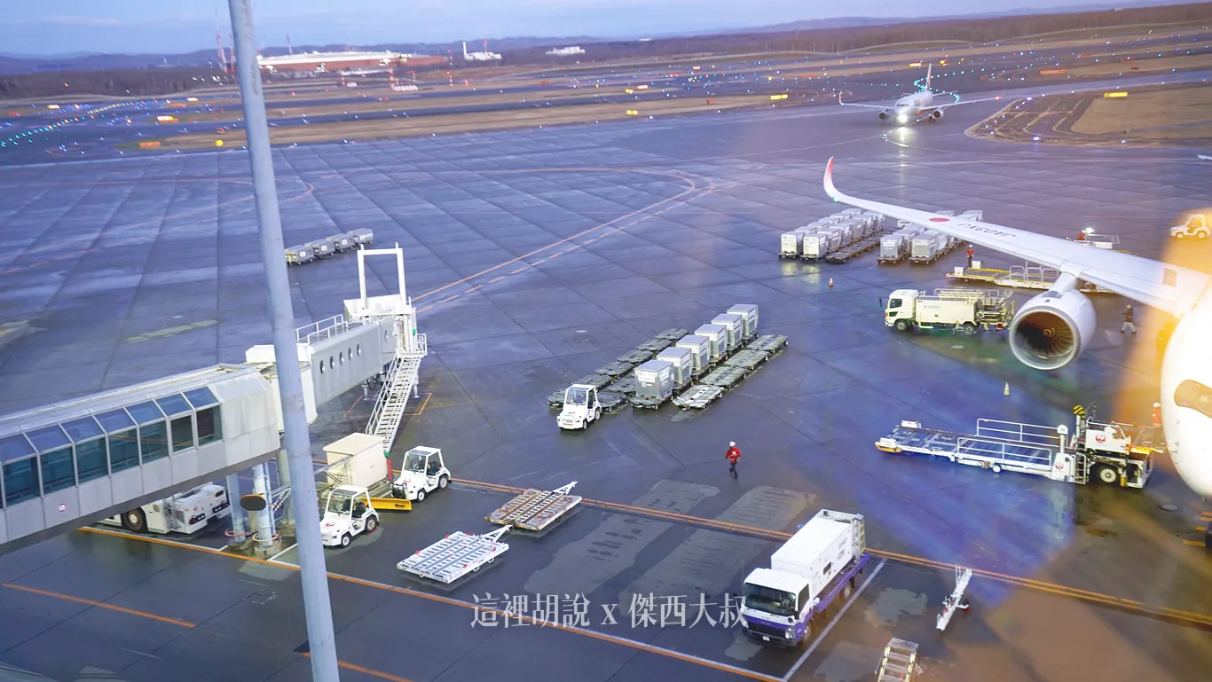 空側作業 日本新千歲機場(CTS) 2024-11 除雪 除冰 雪地作業 - 這裡胡說 JL TALKS
