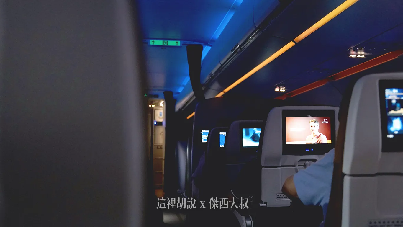 LED情境式的燈光,以及行李櫃的燈條 LED情境式的燈光,以及行李櫃的燈條