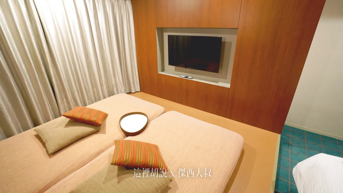 The TV is also installed in the sleeping area The TV is also installed in the sleeping area