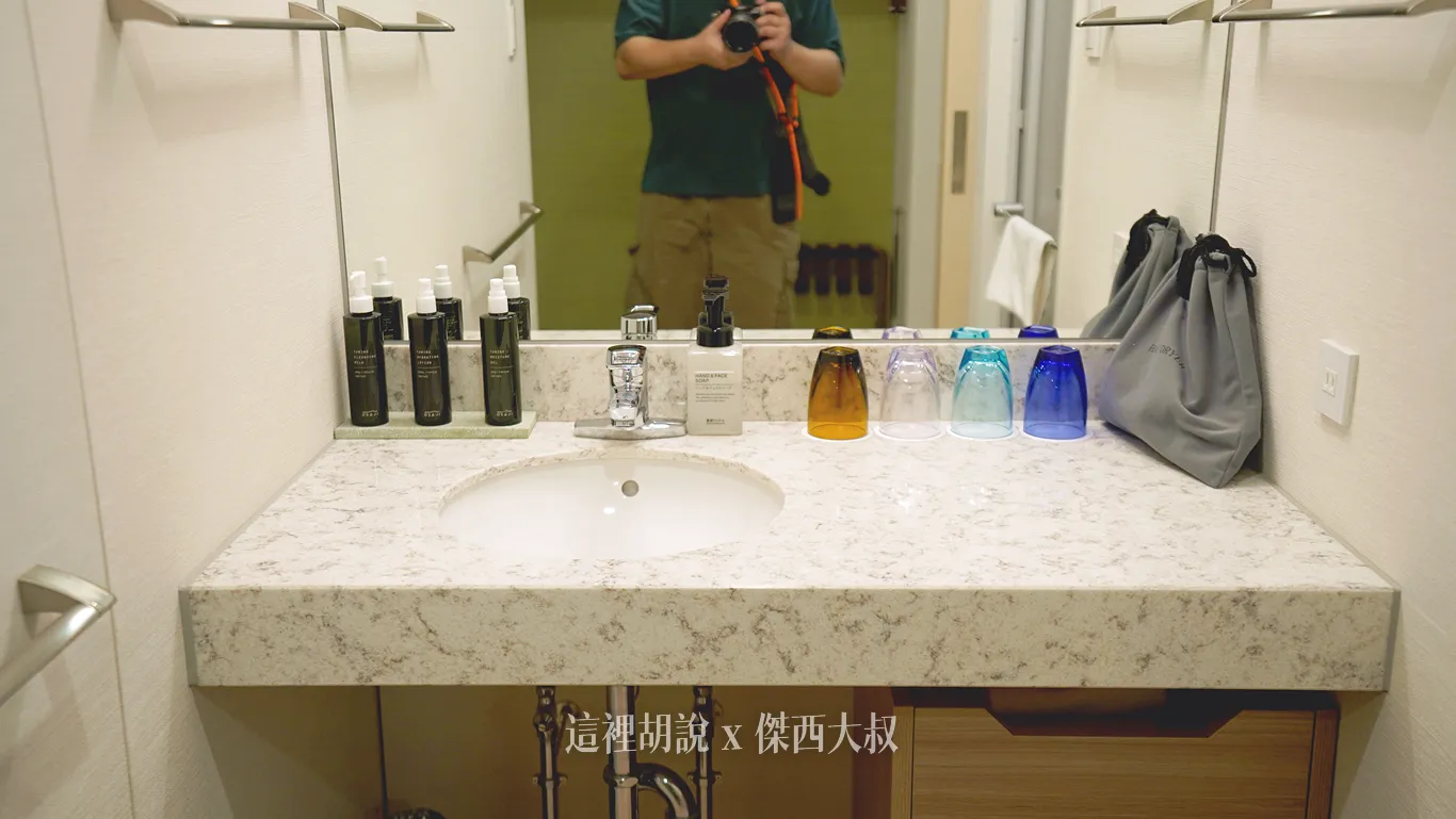浴室則是有一個大型的洗手台