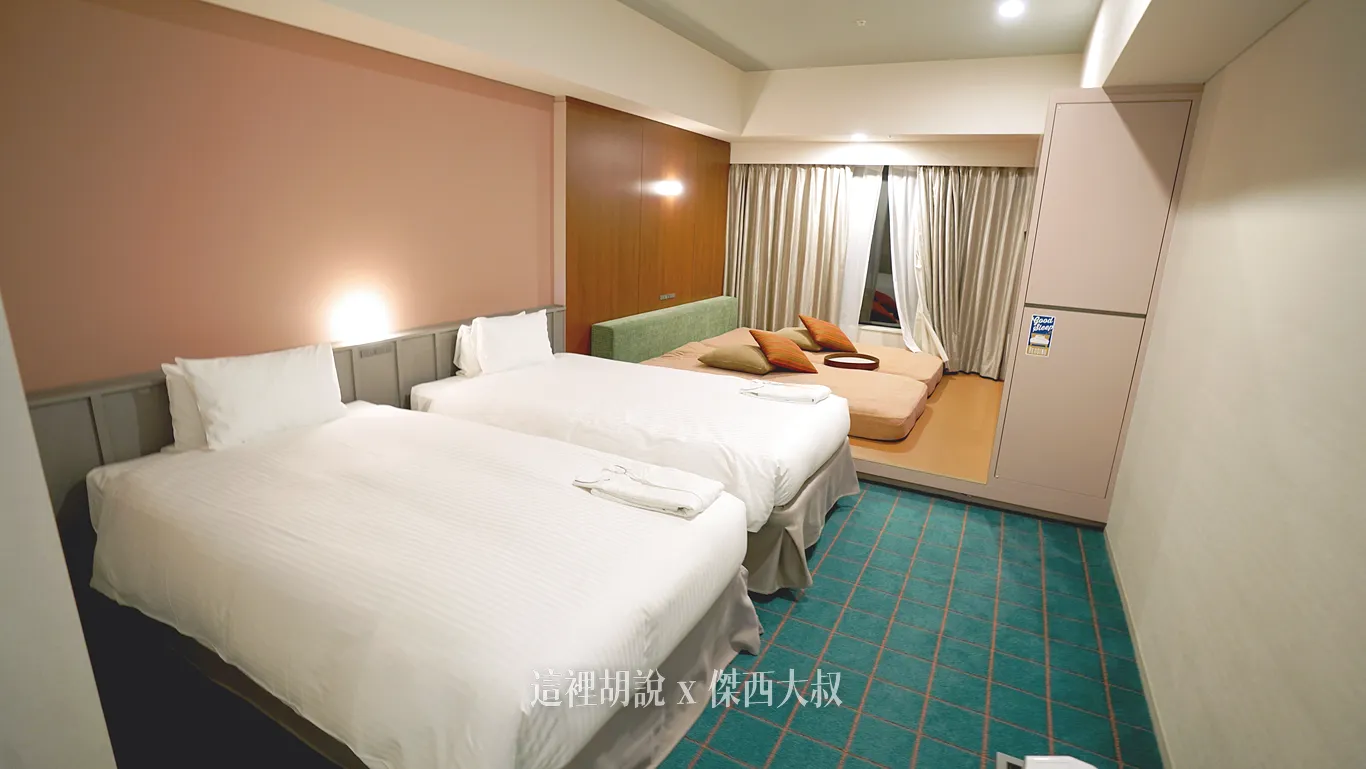 The room is quite spacious, measuring 38 square meters (approximately 11.5 tatami mats) The room is quite spacious, measuring 38 square meters (approximately 11.5 tatami mats)