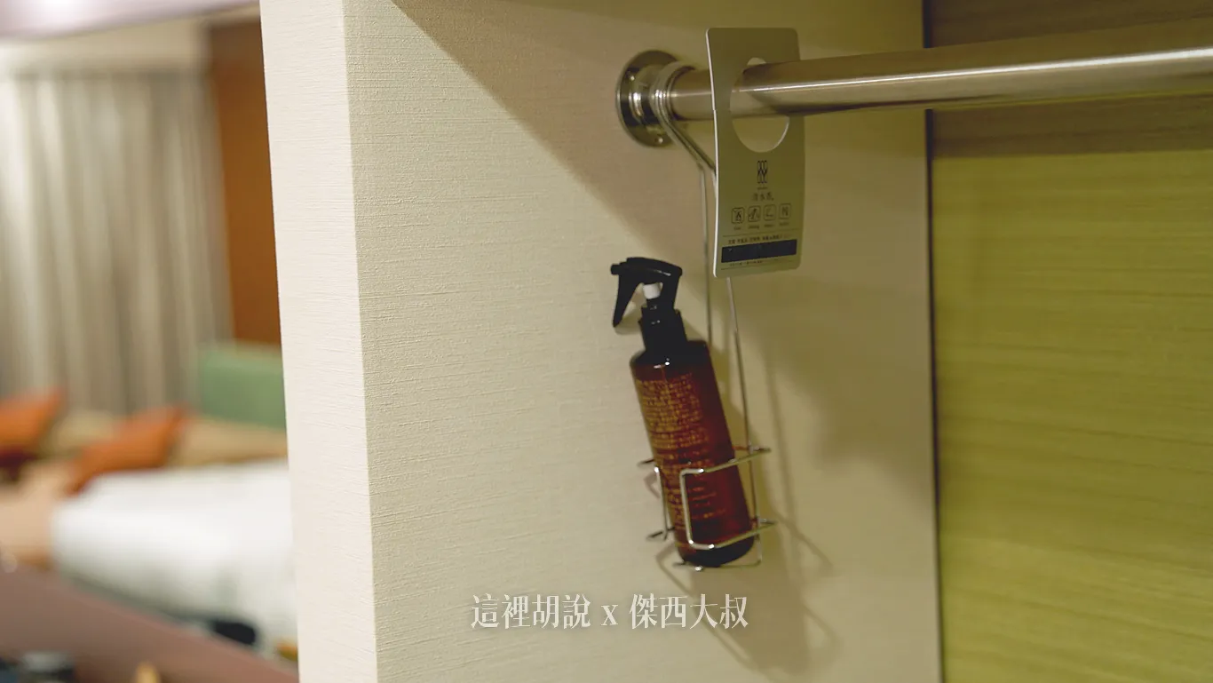 Of course, the essential de-odorizing spray found in Japanese hotels is provided Of course, the essential de-odorizing spray found in Japanese hotels is provided