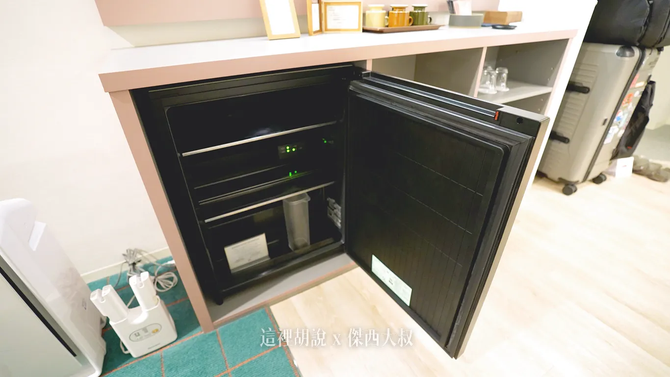 A medium-sized refrigerator (no freezer) is installed inside the cabinet A medium-sized refrigerator (no freezer) is installed inside the cabinet