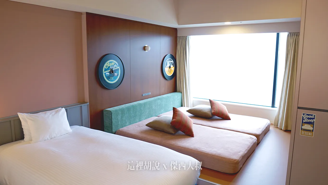 The black record player on the wall in some rooms actually has another function The black record player on the wall in some rooms actually has another function