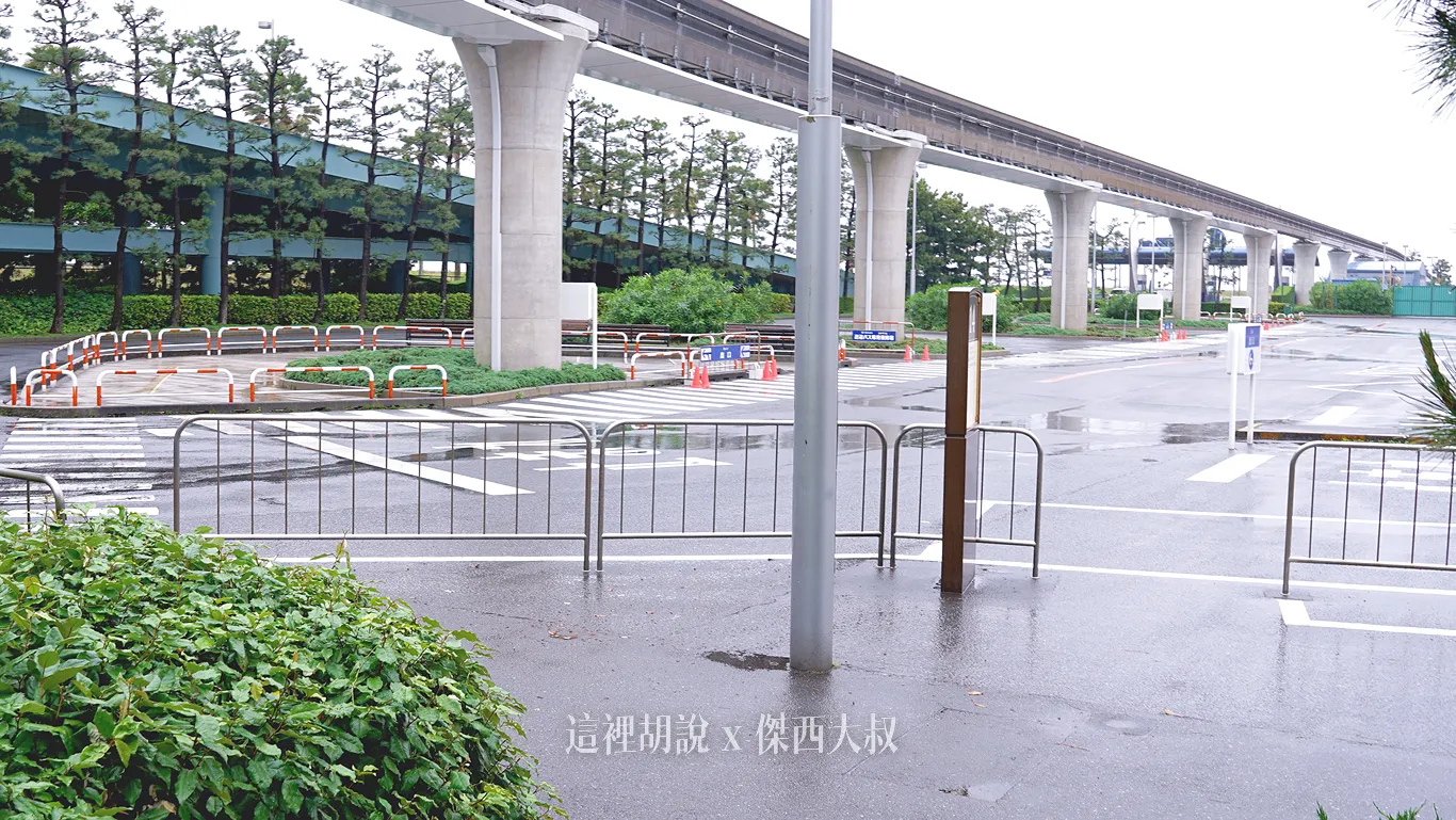 請參考GPS位置（GPS實際位置）跨越斑馬線到位於單軌下方的候車區