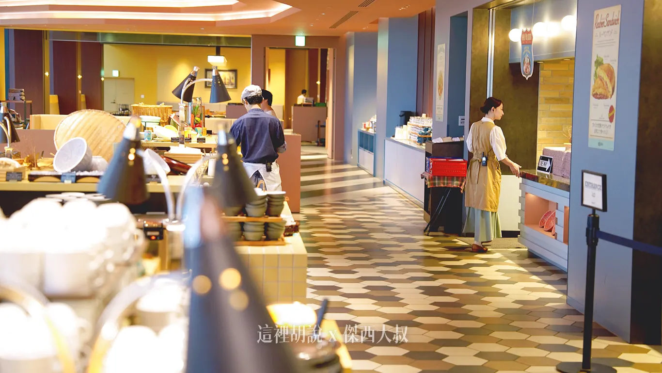 Notably, the service staff are dressed in uniforms reminiscent of American diners from the 1950s.