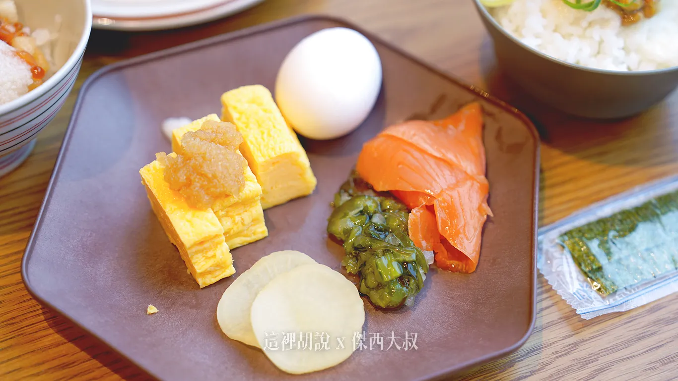 Besides smoked salmon, there were also tamagoyaki and pickles.