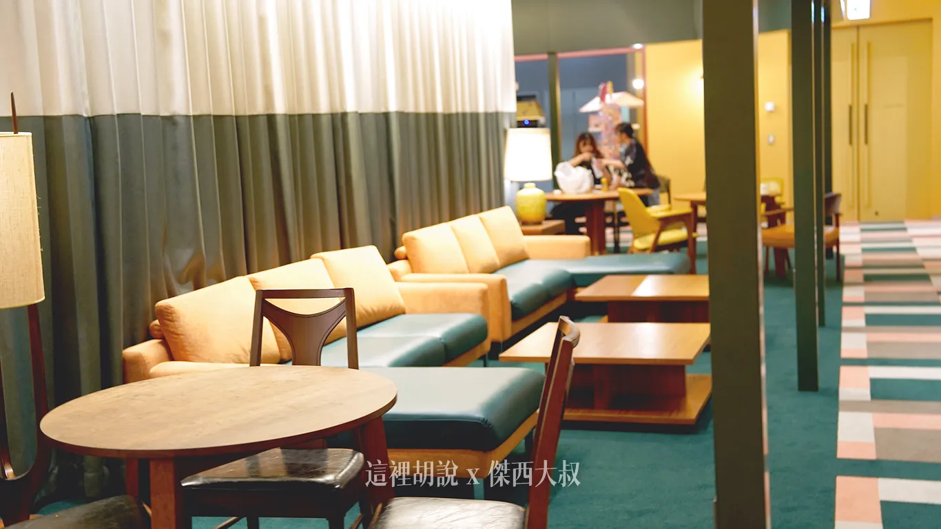 這一區的空間包含沙發以及桌椅,只要是房客都可以使用,全天候開放 這一區的空間包含沙發以及桌椅,只要是房客都可以使用,全天候開放