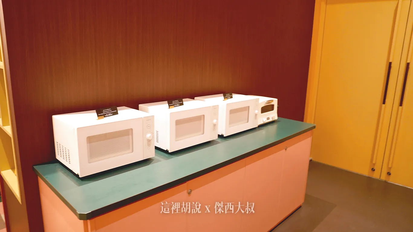 現場有微波爐跟烤箱,可以加熱食物 現場有微波爐跟烤箱,可以加熱食物