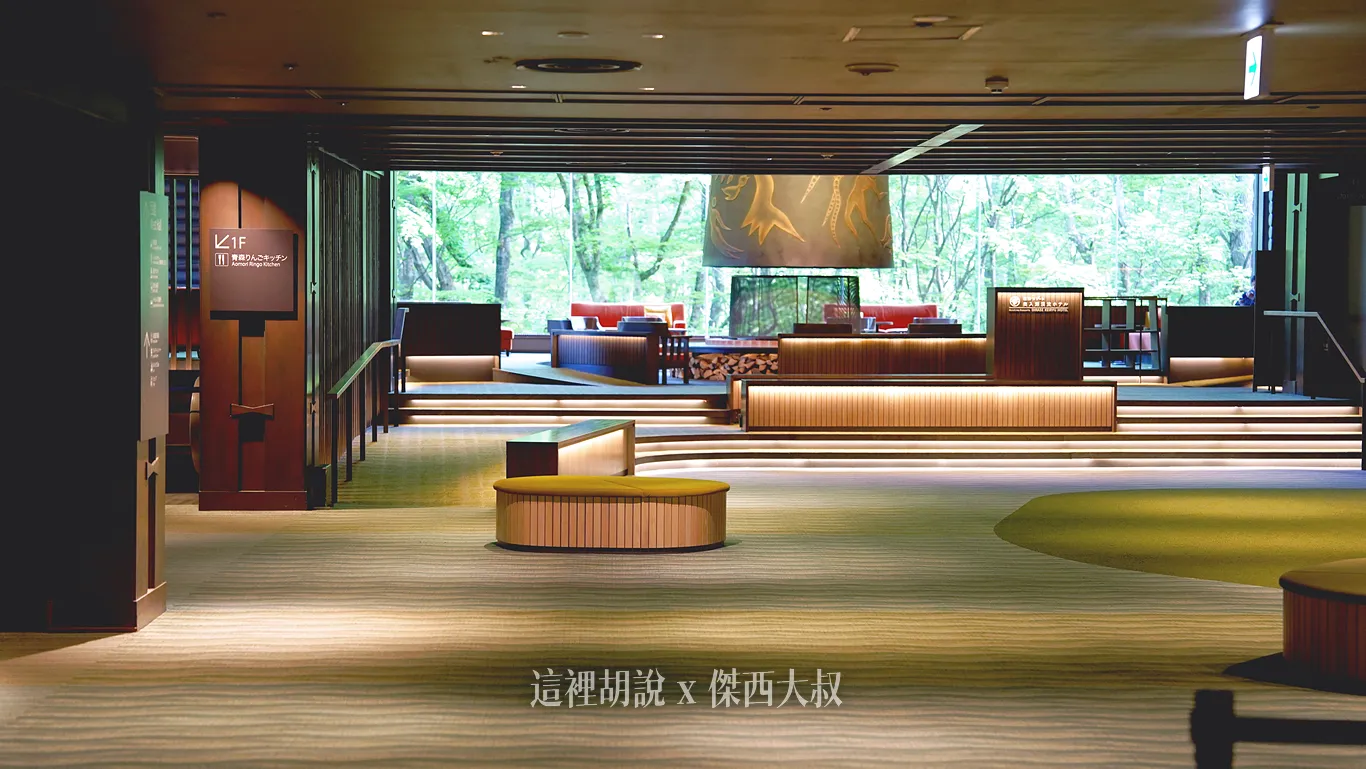 東館的大廳盡頭就是岡本太郎的雕塑作品『森林神話』 東館的大廳盡頭就是岡本太郎的雕塑作品『森林神話』