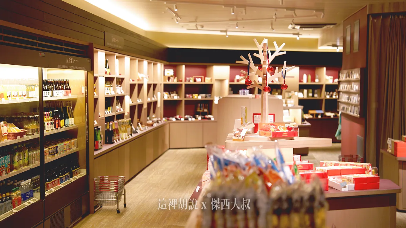 星野集團 青森奧入瀨溪流飯店『公共空間設施』東館跟西館 挑高大廳 青銅壁爐 洗衣房 露天風呂（連載第1/共6篇）：東館外的步道『河童』