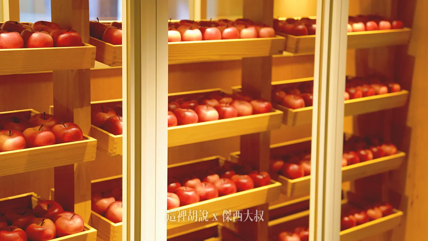 櫃子內裝滿著蘋果 櫃子內裝滿著蘋果