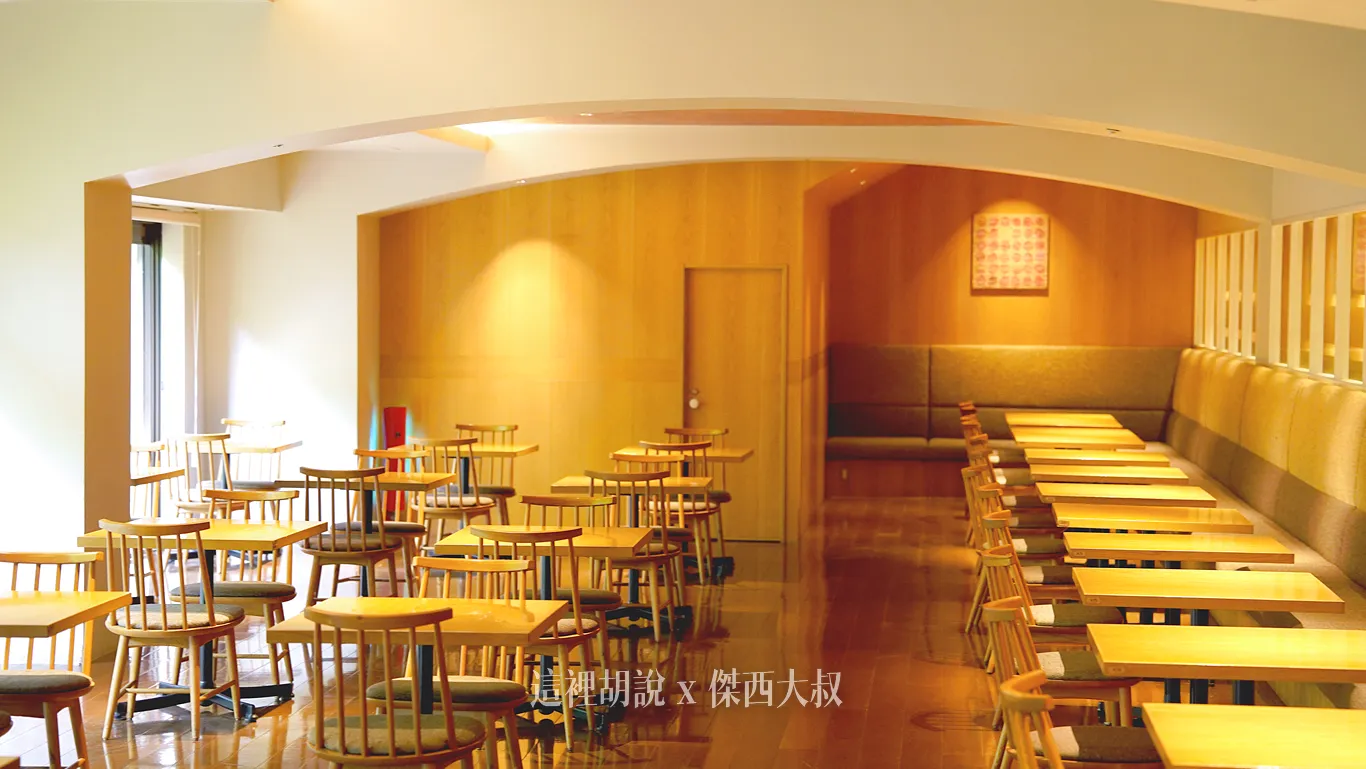 用餐桌子數量以及工作人員數量都很多但遇到熱門時段還是會比較多人,所以餐券上面都有分流安排不同用餐時間 用餐桌子數量以及工作人員數量都很多但遇到熱門時段還是會比較多人,所以餐券上面都有分流安排不同用餐時間