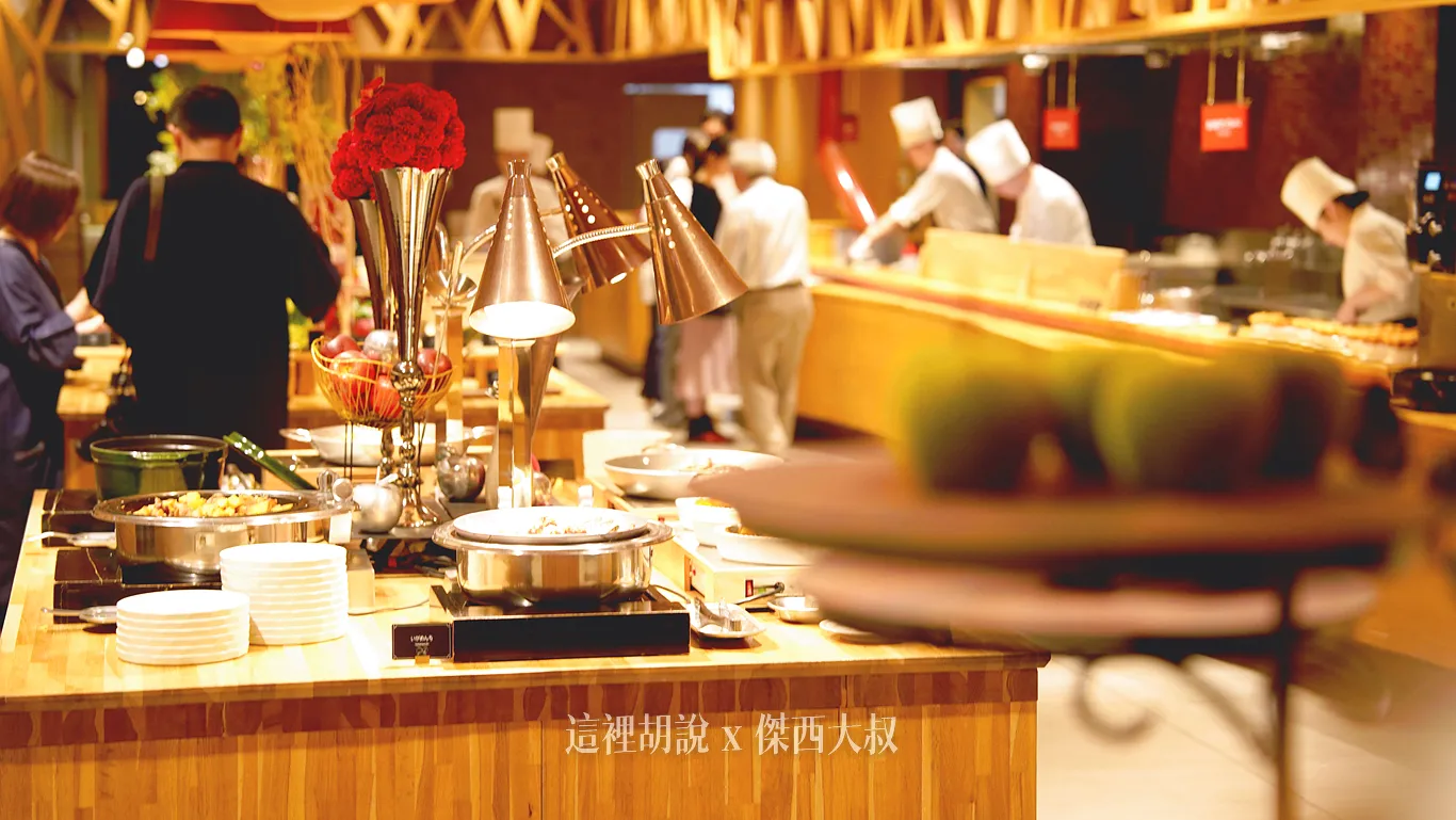 星野集團 青森奧入瀨溪流飯店 『蘋果廚房』蘋果汁. 帆立貝. 蘋果入菜 早餐.晚餐吃什麼 攻略(連載第3/共6篇):『蘋果廚房』取餐台 星野集團 青森奧入瀨溪流飯店 『蘋果廚房』蘋果汁. 帆立貝. 蘋果入菜 早餐.晚餐吃什麼 攻略(連載第3/共6篇):『蘋果廚房』取餐台