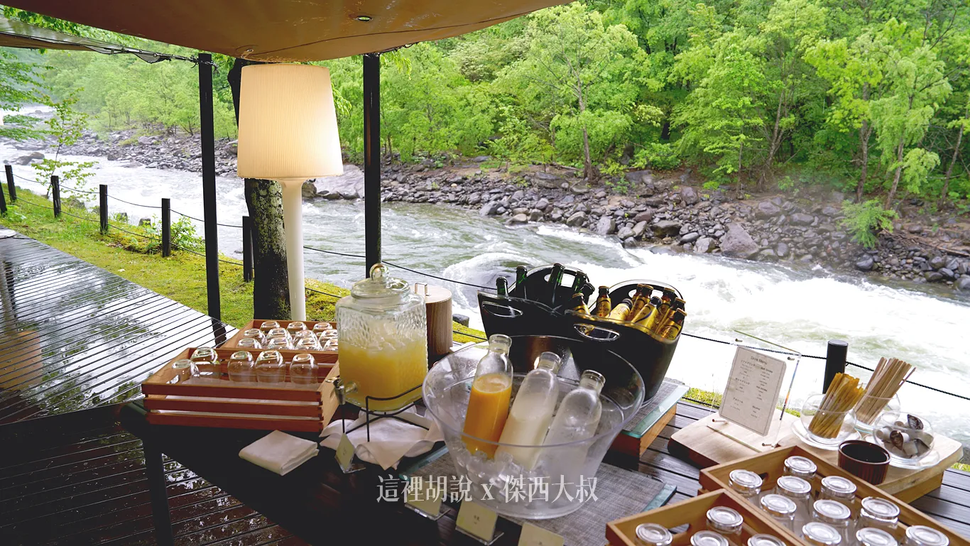 中間的飲料部分採用自助的方式提供 中間的飲料部分採用自助的方式提供