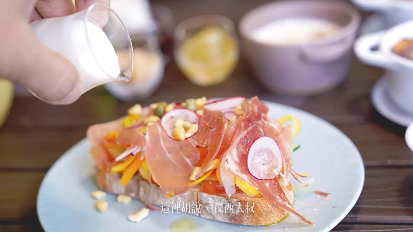 開放三明治已經切好,而且提供的醬料是豆漿為底製作的 開放三明治已經切好,而且提供的醬料是豆漿為底製作的