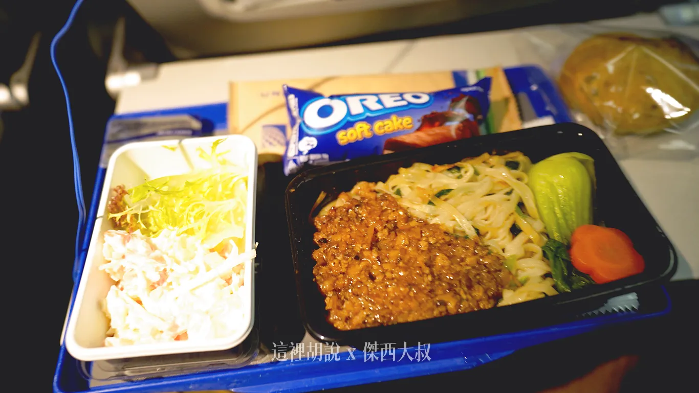 肉燥麵,傑西對於機上餐點要求不高,這個給過 肉燥麵,傑西對於機上餐點要求不高,這個給過