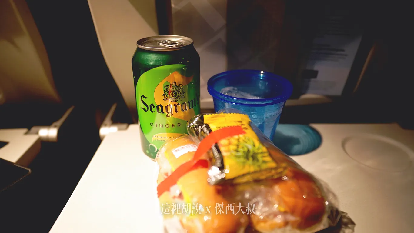 飛航到一半的點心,提供三明治 飛航到一半的點心,提供三明治