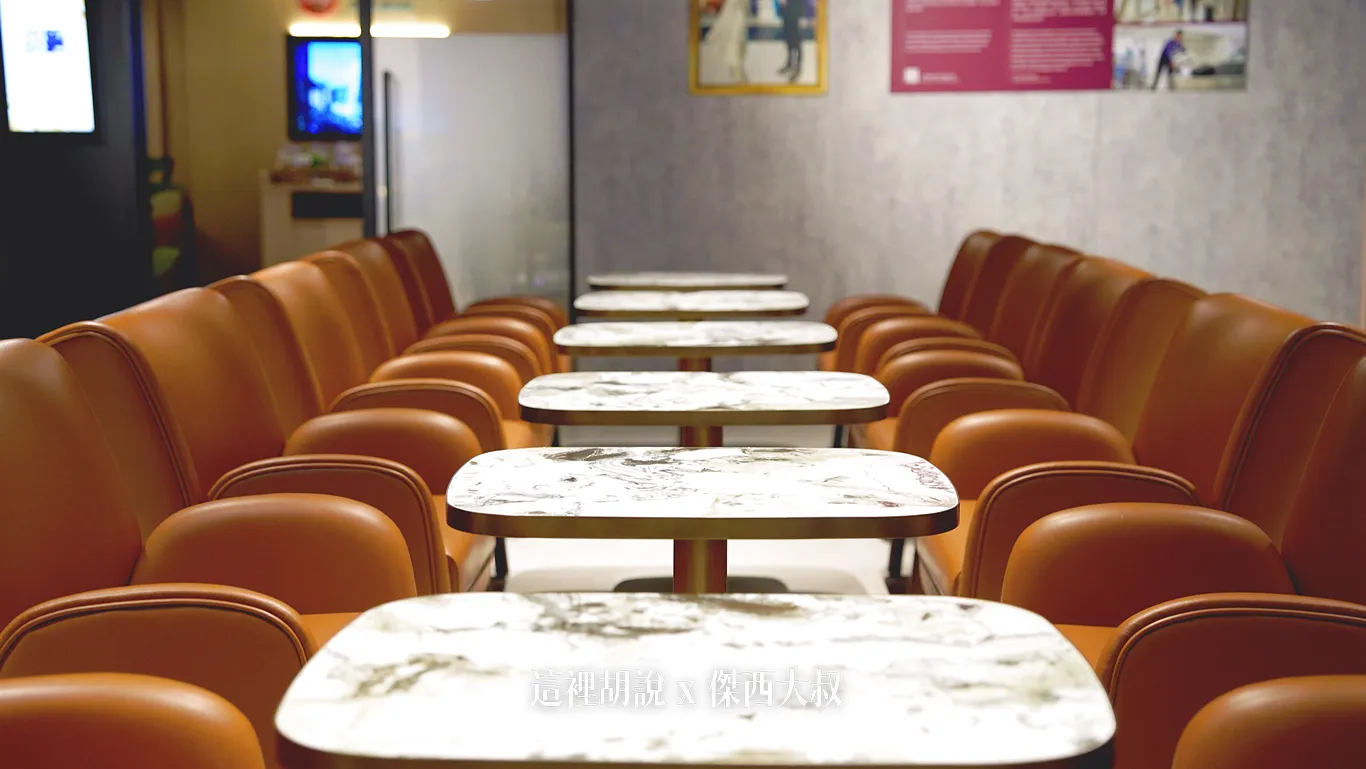 用餐餐桌，這個高度野蠻適合開電腦來辦公（這邊沒有辦公專用區）