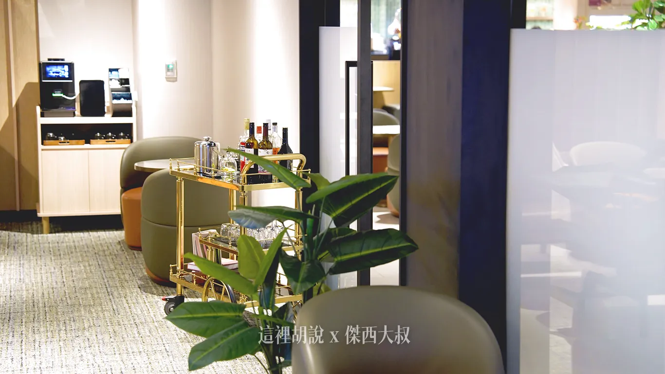 一旁還有咖啡機以及調酒台