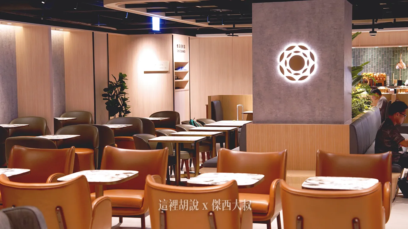這個區域主要是以餐桌型式，提供需要用餐的的旅客，有桌面更方便用餐