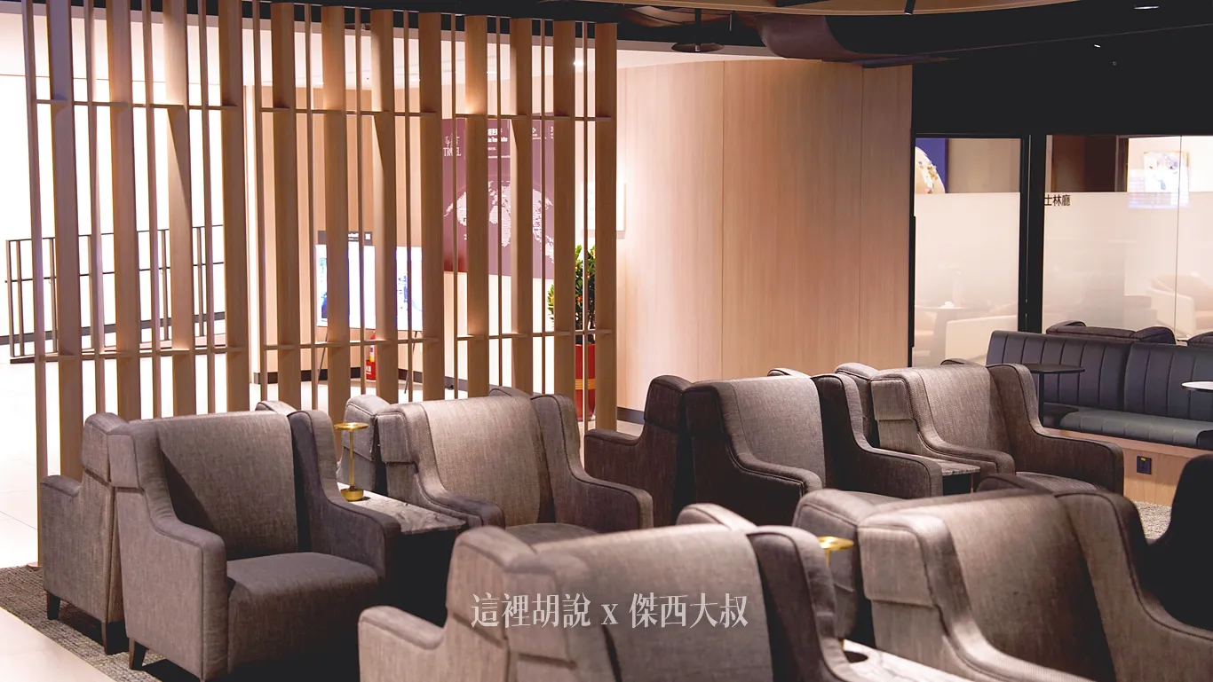 可以放置餐點飲料物品的茶几還有閱讀燈