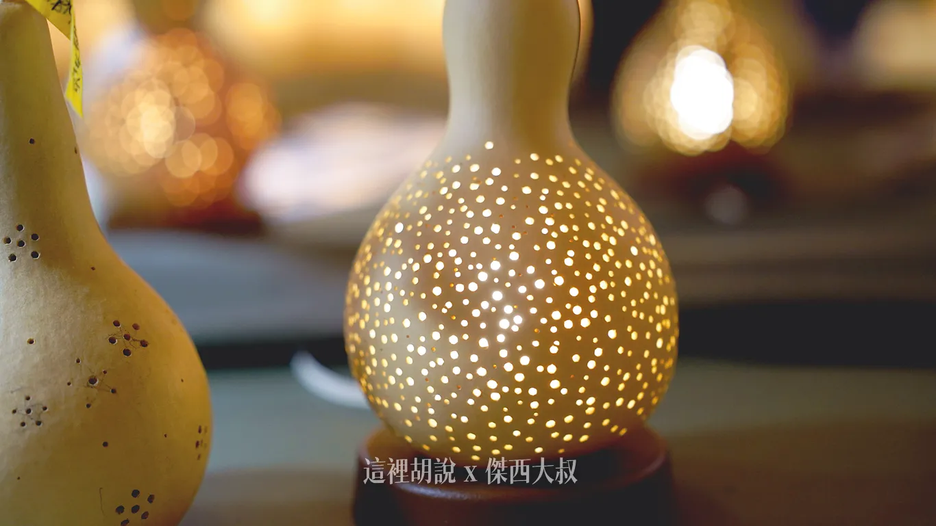 就戳各種大小不一的洞，鐵針下手的深淺就是創造出大小不一的洞