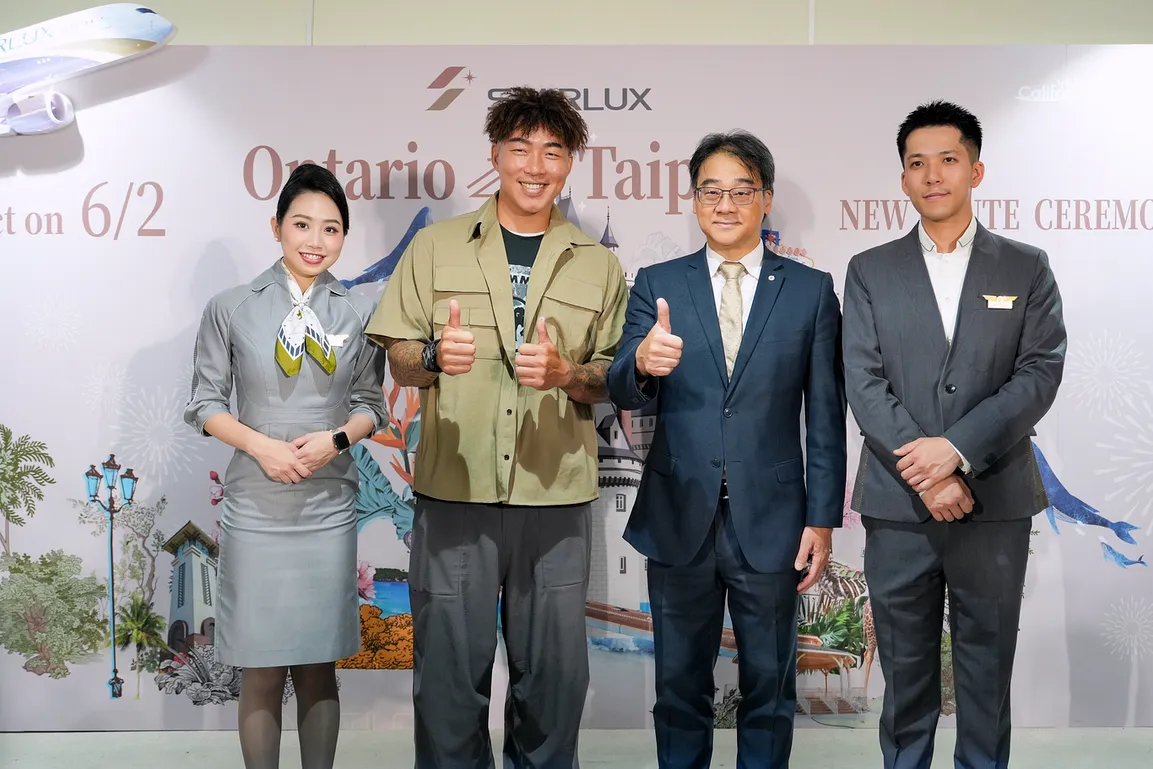 星宇航空台北安大略正式啟航。台灣之光郭泓志（左）及星宇航空商務長梁文龍（右）與旅客共同歡慶