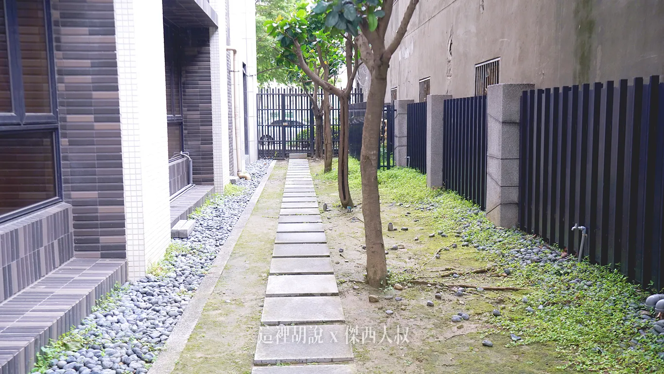 馬路側則是有圍欄屬於封閉的空間，不用怕寵物衝出去