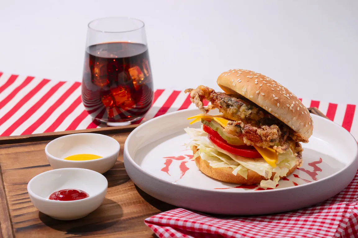 長榮航空推出桃園於長程航線的皇璽桂冠艙全新點心「美味軟殼蟹漢堡」，選用鮮美軟殼蟹，結合金黃煎烤技術，搭配爽脆生菜、番茄，每一口都帶來滿滿海洋風味。