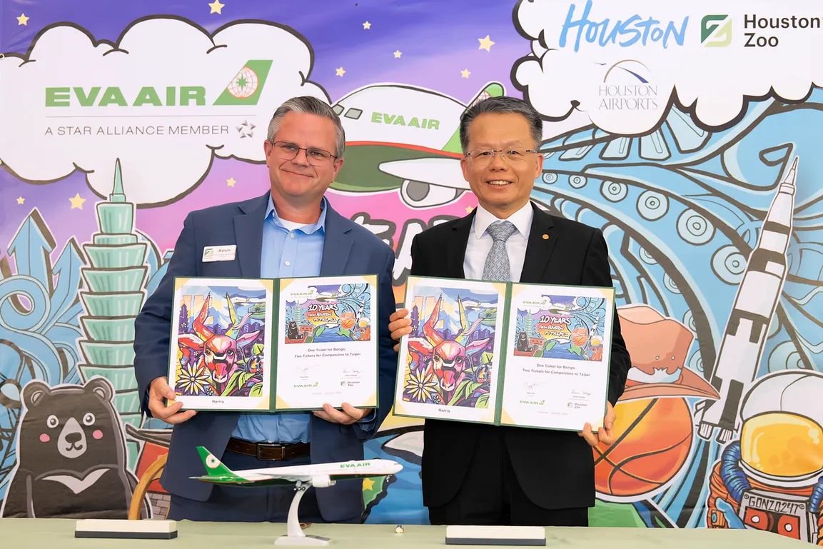 長榮航空總經理孫嘉明(右)與休士頓動物園副園長Kevin Hodge (左)共同簽訂合作備忘錄,宣布由長榮航空贊助及擔任雄性Bongo大羚羊的專業運送任務。 長榮航空總經理孫嘉明(右)與休士頓動物園副園長Kevin Hodge (左)共同簽訂合作備忘錄,宣布由長榮航空贊助及擔任雄性Bongo大羚羊的專業運送任務。