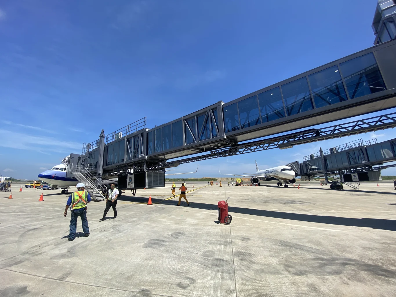 同時停靠兩台飛機並且連接空橋作業，圖片 桃園機場