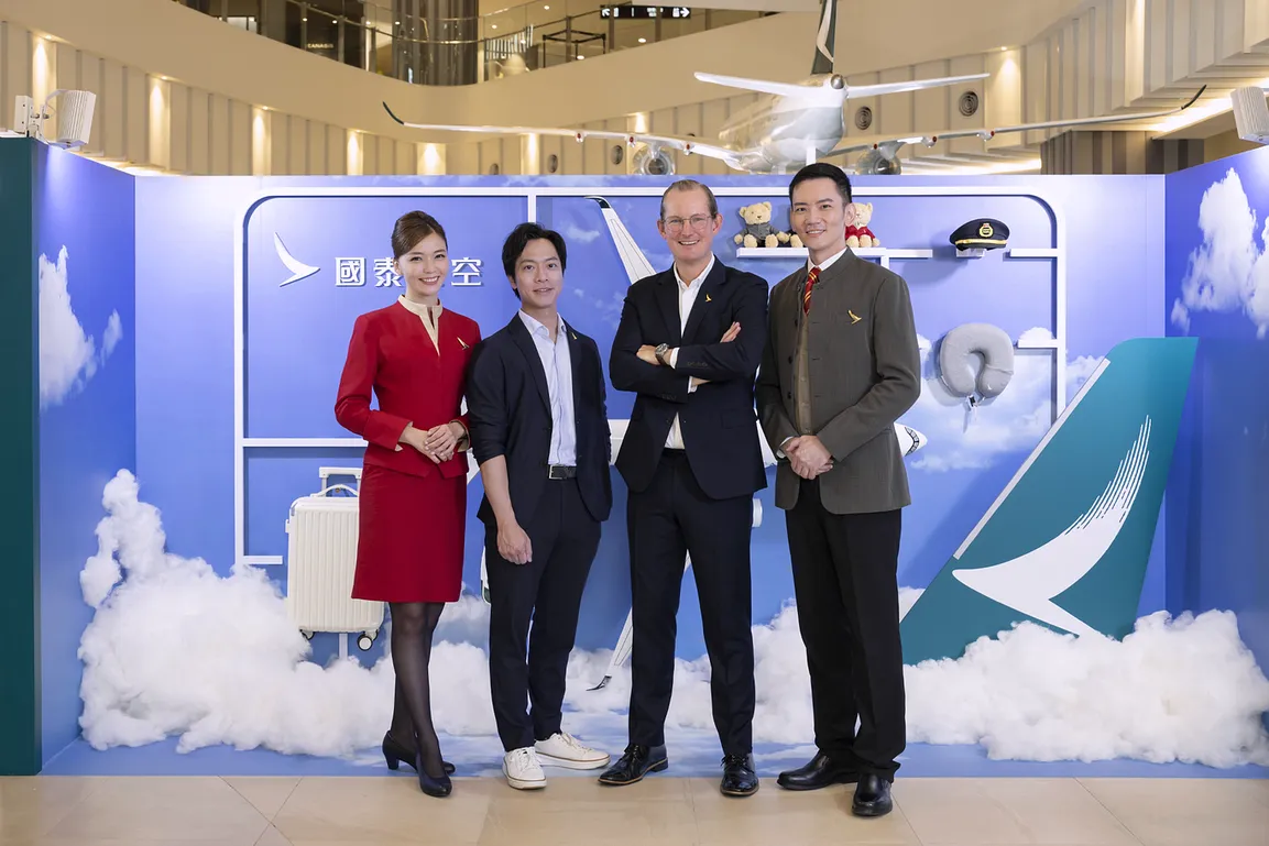 國泰航空台灣區總經理莫唐諾（右）及國泰航空東北亞客運及商務總監蔡東俊（左）出席「步步飛躍，極限解鎖」品牌體驗展開幕活動，歡迎民眾前來體驗沉浸式飛行旅程。（照片/國泰航空）