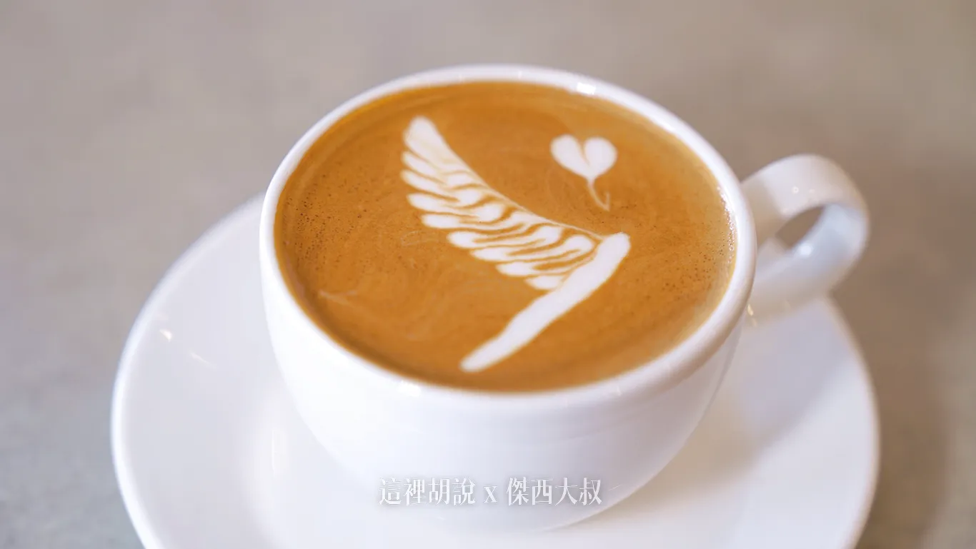 這樣看的出來這是什麼LOGO嗎？咖啡師幫我拉了一杯國泰航空LOGO的拿鐵