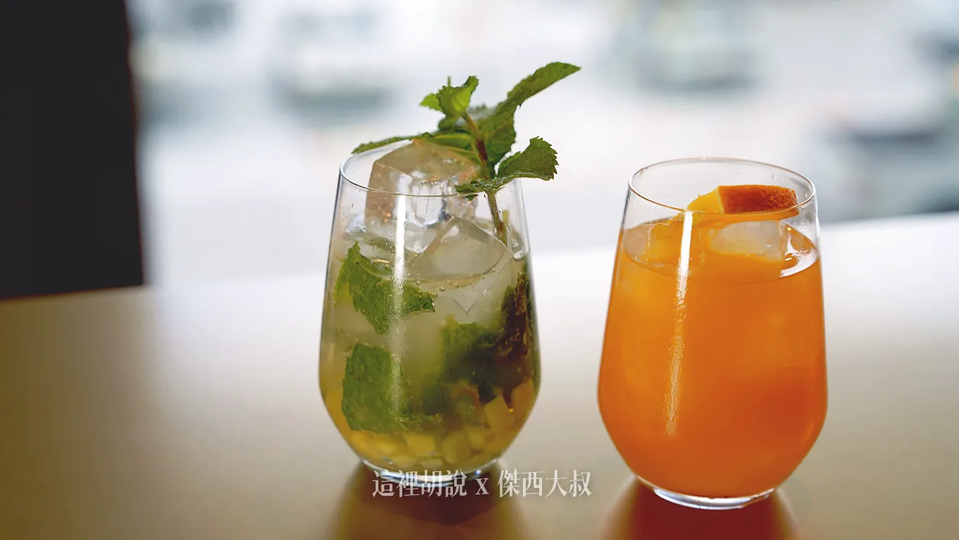 國泰還有另外兩個經典無酒精的調酒比較容易被忽略一個是左邊的Ginger Forest 喜歡摩奇多的朋友應該都會蠻喜歡這樣的氣泡口感右邊是Orange Dream 以橘子為底的風味，喝起來也很清爽，兩個都可以點看看