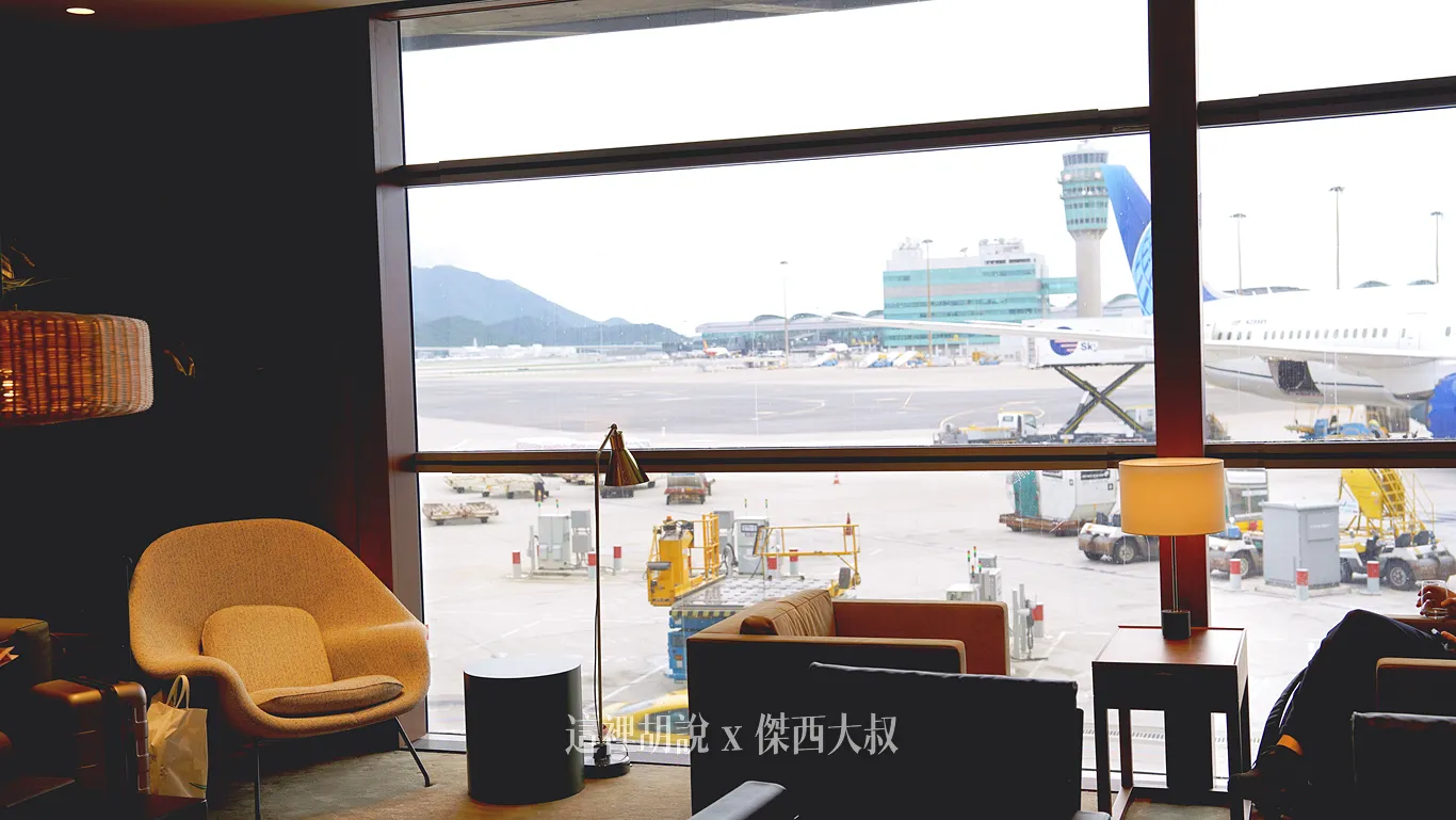 一樣有著大片落地玻璃，是國泰香港機場貴賓室，可以好好欣賞飛機的貴賓室