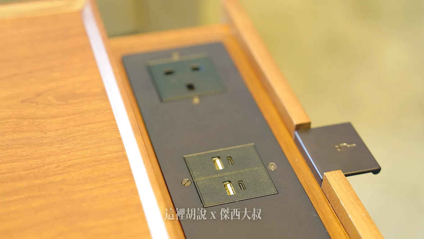 目前在 The Bridge 有小桌子的桌位，只要把扶手往外拉，就有充電區域，新版本的則是提供USB TYPE-C / USB TYPE-A/ 英式插頭。
