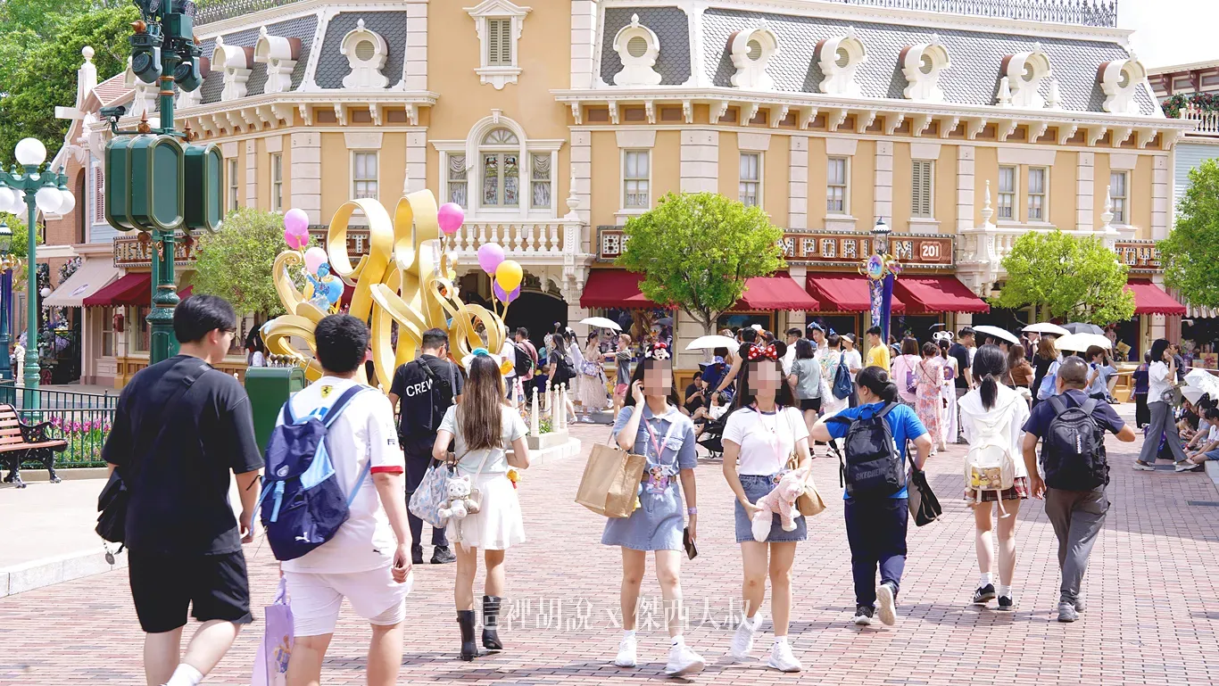 美國大街的主街道圓環也有20週年的擺設（金色部分）