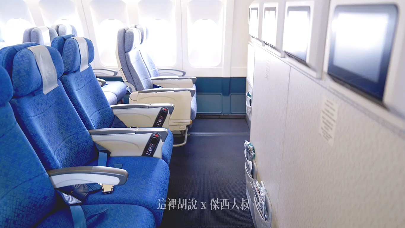 因為餐桌以及遙控器設置在此，所以座位的寬度會稍稍窄一點，但前後的空間會比較大