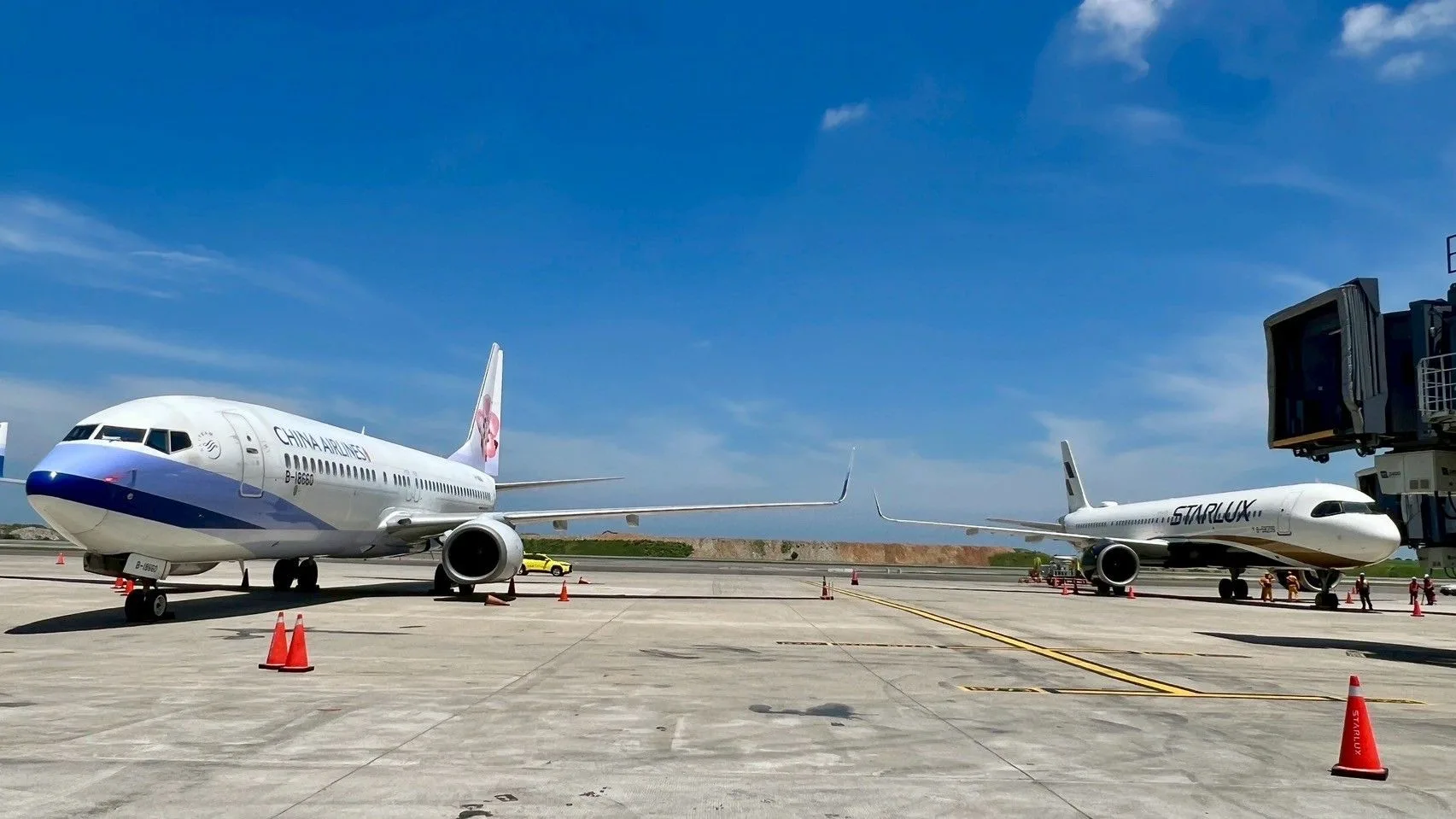 桃園機場北登機廊廳 全國首座MARS系統 一個登機門可容納兩台窄體機 - 這裡胡說 JL TALKS