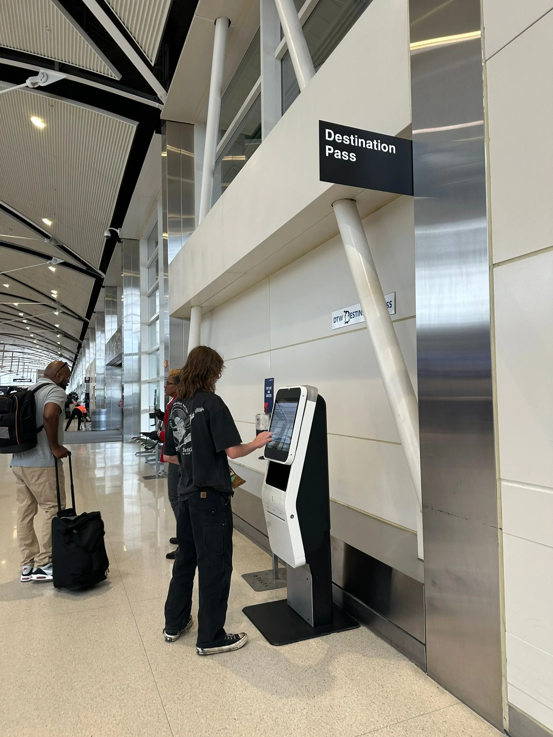 底特律機場向美國運輸安全管理局(TSA)申請Destination Pass,可讓無機票旅客,憑有效證件進入管制區購物、用餐、送機。 底特律機場向美國運輸安全管理局(TSA)申請Destination Pass,可讓無機票旅客,憑有效證件進入管制區購物、用餐、送機。