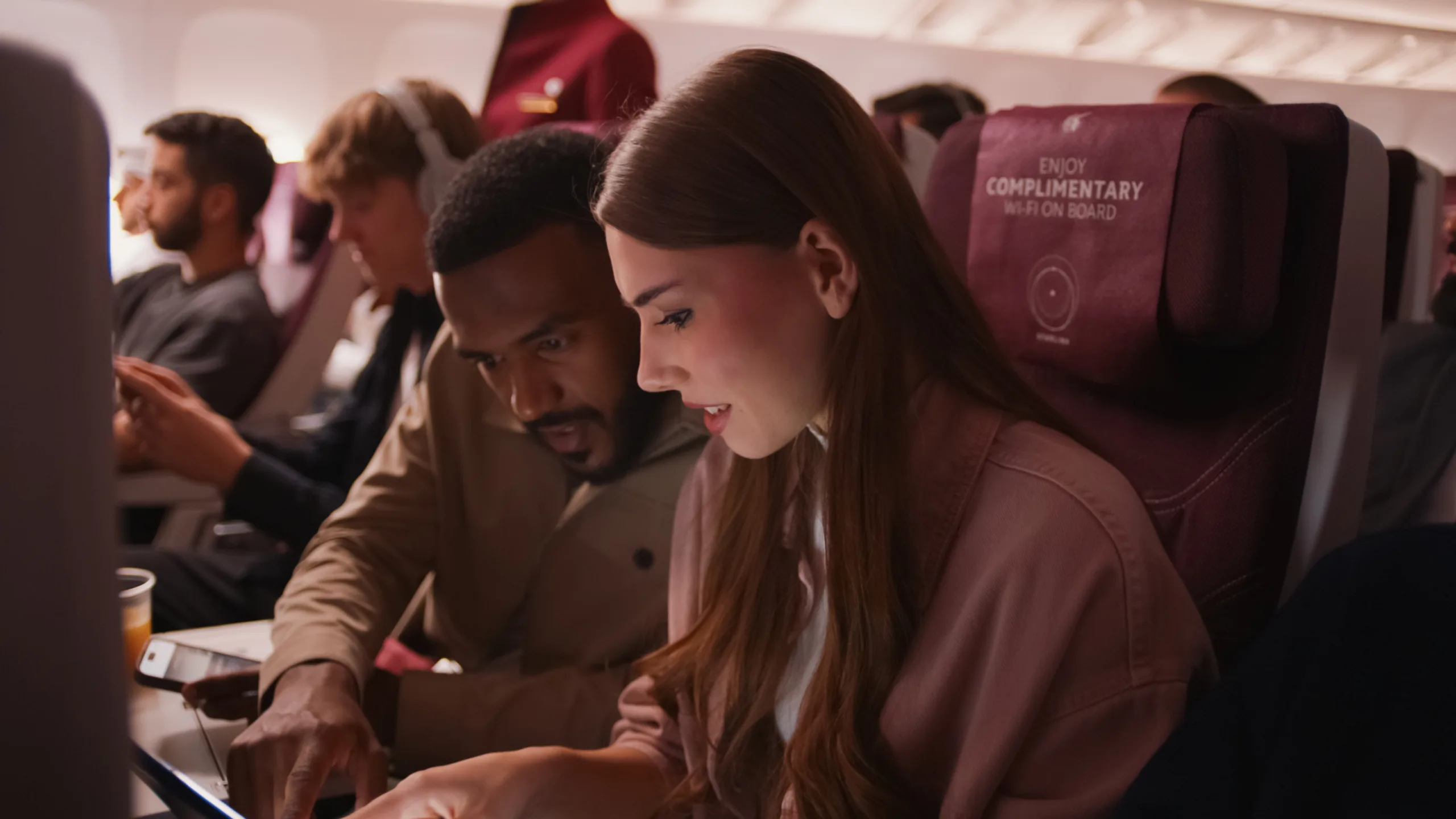 卡達航空 (Qatar Airways) 完成波音777機隊星鏈 (Starlink) 機上網路安裝計畫 引領業界提供每架飛機高達500 Mbps的Wi-Fi速度 - 這裡胡說 JL TALKS