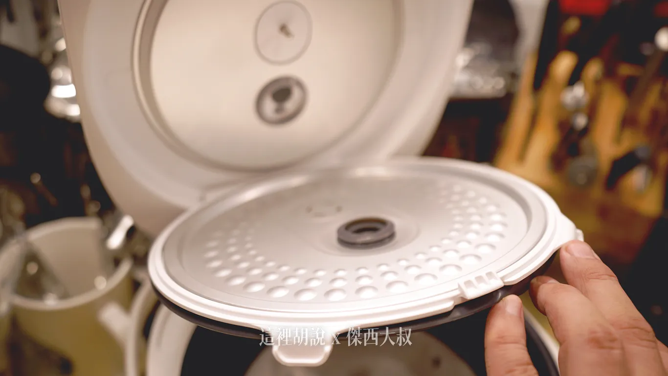 上蓋在烹煮的過程當中也會加熱,屬於雙面加熱加熱的部分屬於照片當中上方的位置,下方的蓋子可以拆下來洗滌每一次蒸煮之後請記得拆下來快速沖洗鍋蓋上方則是探針,也因為上蓋會加熱,所以保溫的時間可以到12小時(越貴的電鍋保溫時間越久) 上蓋在烹煮的過程當中也會加熱,屬於雙面加熱加熱的部分屬於照片當中上方的位置,下方的蓋子可以拆下來洗滌每一次蒸煮之後請記得拆下來快速沖洗衣樣