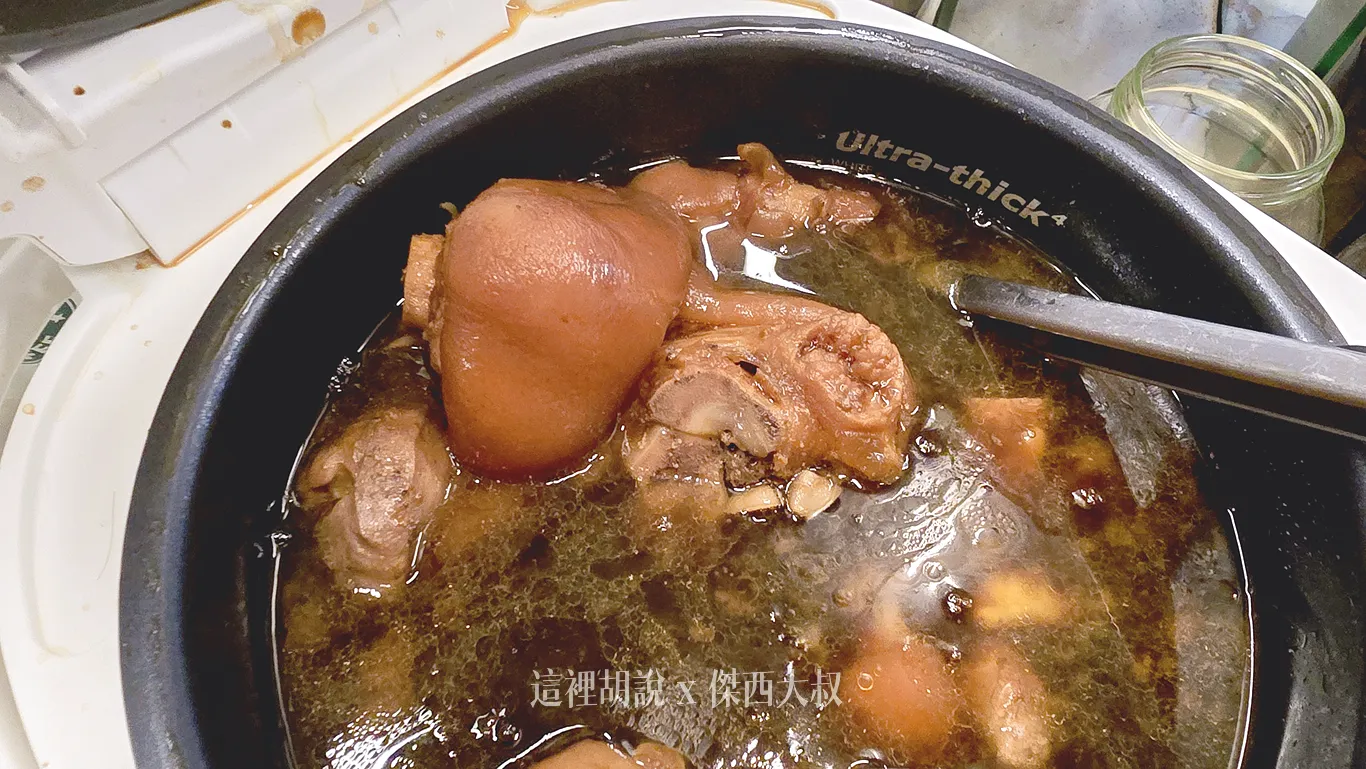 兩個小時後他的顏色就已經有進去,你如果想要更有顏色可以考慮加一罐可樂蓋子打開的時候設置了一個凹槽接留下來的湯汁,方便清理 兩個小時後他的顏色就已經有進去,你如果想要更有顏色可以考慮加一罐可樂
