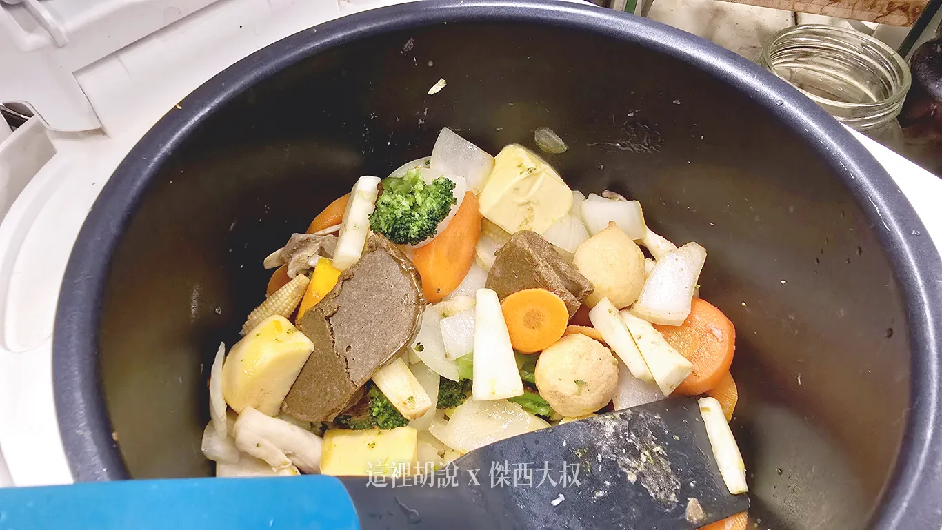大概拌炒十分鐘左右(我同時間還在做別的事情,就先放著讓他熟不用特別顧沒關係)放入咖哩一大塊(就一格,可以分成四塊的份量)、奶油繼續拌炒 大概拌炒十分鐘左右(我同時間還在做別的事情,就先放著讓他熟不用特別顧沒關係)放入咖哩一大塊(就一格,可以分成四塊的份量)、奶油繼續拌炒