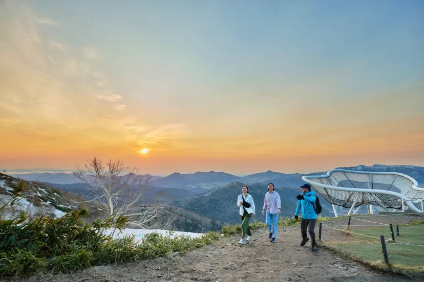 【星野TOMAMU度假村】將舉辦能夠在秋日清澈空氣中，享受雲海和黃色山群絕景的「雲海平台日出健行」 - 這裡胡說 JL TALKS