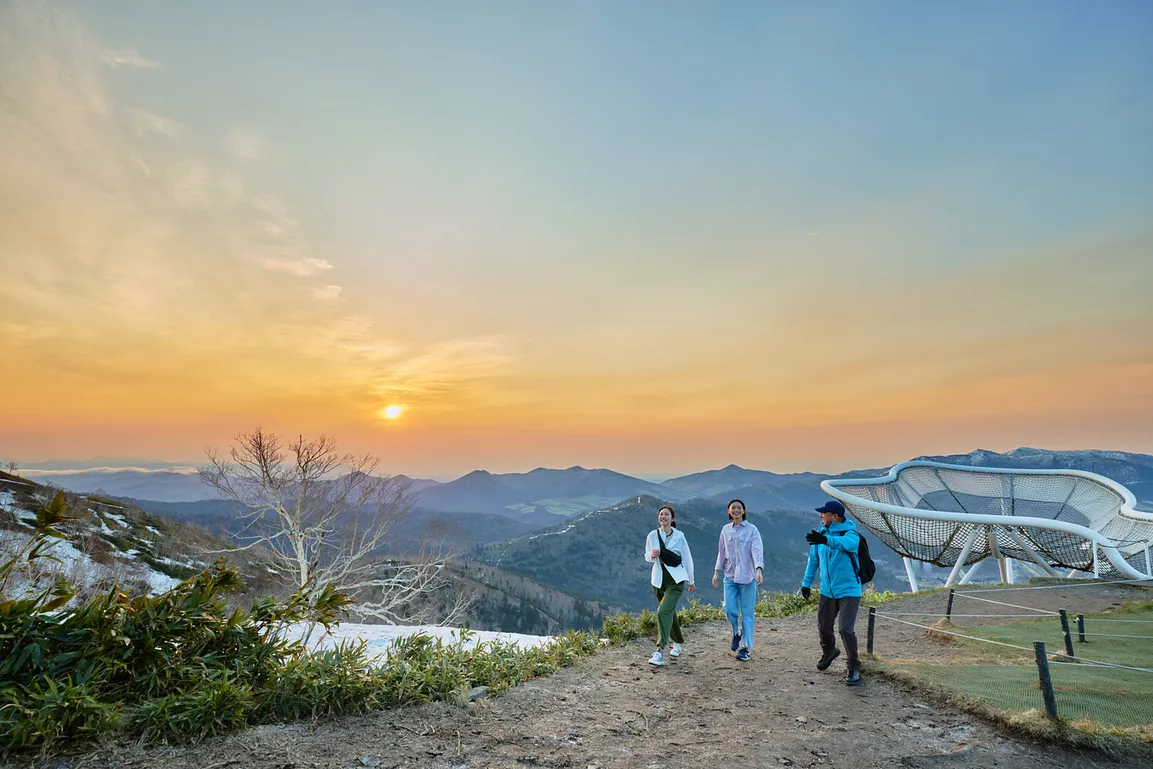 【星野TOMAMU度假村】將舉辦能夠在秋日清澈空氣中,享受雲海和黃色山群絕景的「雲海平台日出健行」 - 這裡胡說 JL TALKS 【星野TOMAMU度假村】將舉辦能夠在秋日清澈空氣中,享受雲海和黃色山群絕景的「雲海平台日出健行」 - 這裡胡說 JL TALKS